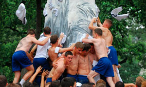 ハダカでラードまみれのオベリスクに登るアナポリス海軍兵学校の士官候補生たち