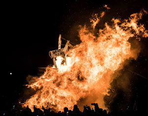 木製のラバを燃やすアナポリスの士官候補生