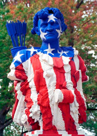 愛国心あふれる色合いのアナポリス海軍兵学校の銅像