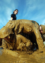 泥まみれの新入生を冷ややかに見下ろす士官学校のお姉様上級生