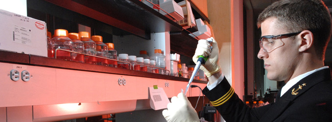 アメリカ海軍士官候補生がマイクロピペットを操作中