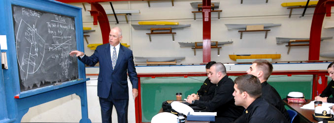 アメリカ海軍兵学校での艦船設計クラスの授業風景