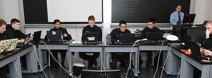 アメリカ海軍士官候補生がIT授業中