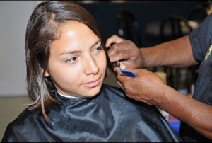 士官候補生の女子が髪を切ってもらっているところ