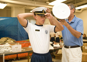 新入生の制帽のサイズをチェック中