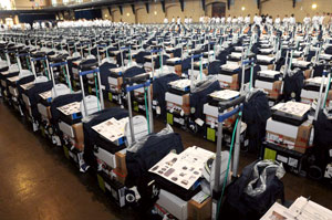 士官候補生の新入生の受け取りを待つ備品の一部