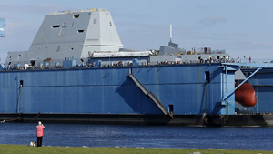 浮き乾ドックのズムウォルト級駆逐艦