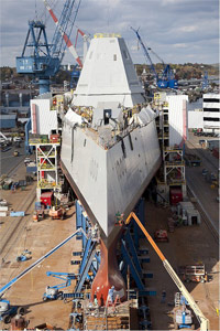 バス造船所で建設中のズムウォルト級駆逐艦を正面から望む