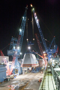 甲板上部構造をクレーンで船体に乗せる作業中