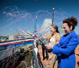 ズムウォルト海将の娘二人によるシャンペン割り