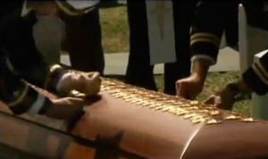 棺にSEALsの徽章